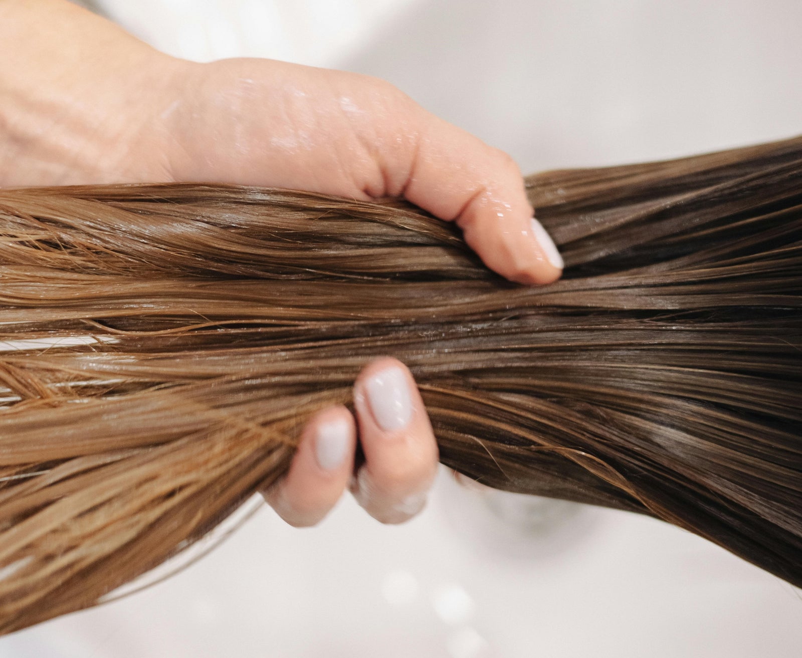 Long hair using single-use conditioner tablets. Why you need conditioner, is conditioner good for hair, purpose of conditioner.