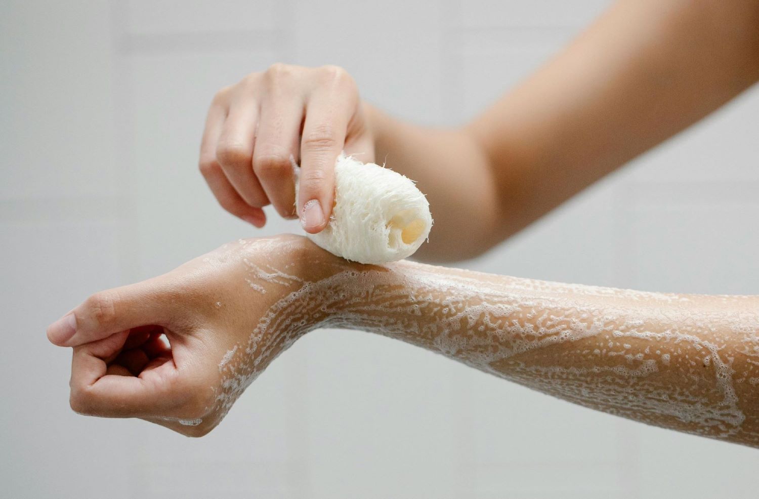 Washing skin with sustainable body wash tablets and natural loofah. Reasons why shampoo can and cannot be used as body wash.