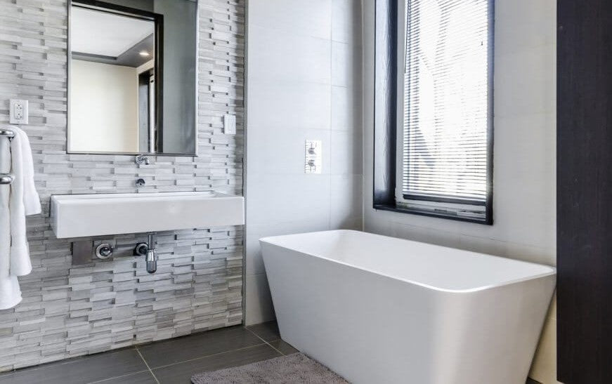 Bathroom with high-quality sustainable Airbnb shampoo and conditioner