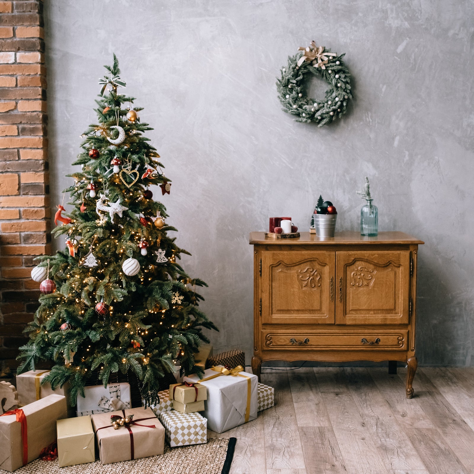 Image of Christmas tree with sustainable gifts around it such as EarthSuds waterless shampoo